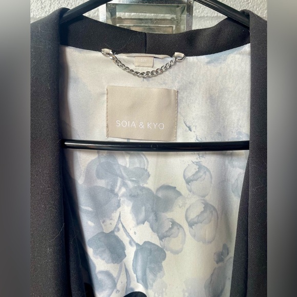 Beautiful black trench from Soia & Kyo.Come with a belt.
Small.
Wore once. - Picture 4 of 5